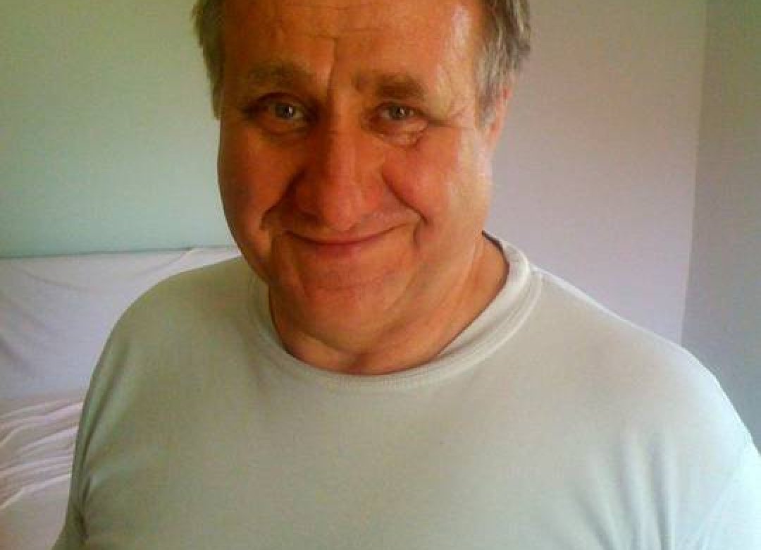 Anton v pozadí